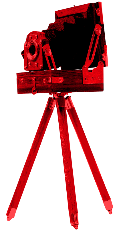 Alte Balgen-Kamera auf Holzstativ. Diese Kameras benutzen noch beschichtete Glasplatten als Bildträger.