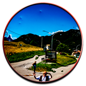 Jackie & Karl im Verkehrsspiegel, Illegio, (IT) 2025