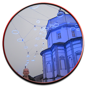 Ich mit jeder Menge an Heiligenscheinen - macht mich das jetzt auch heilig? (Turin, IT, 2010)