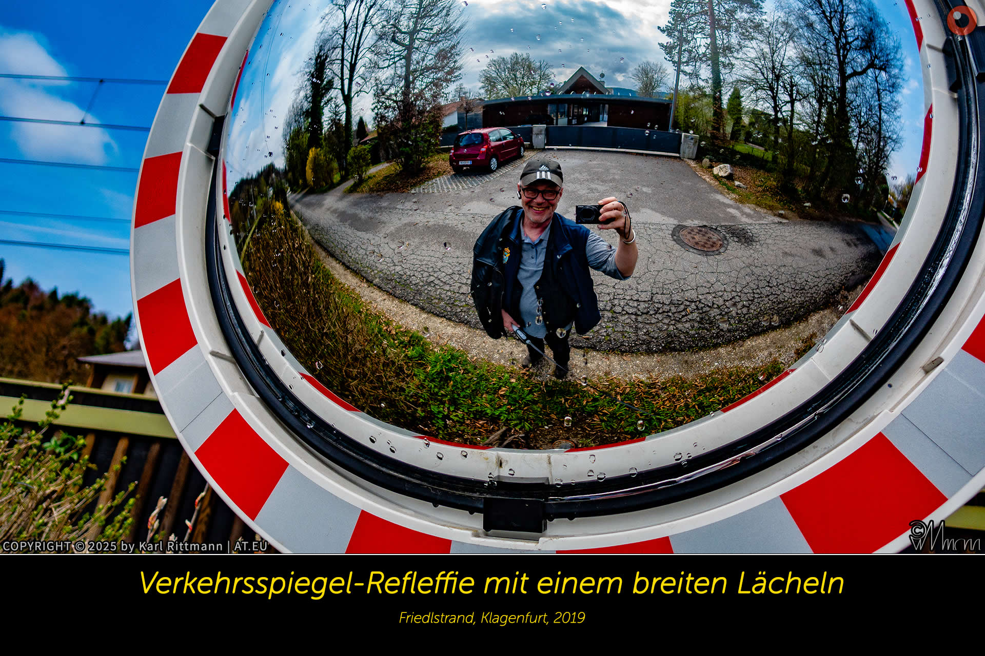 Verkehrsspiege-Refleffie-mit-breitem-Lächeln
