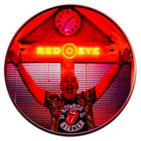 karDEL vor der neuen Neonplastik RED-EYE